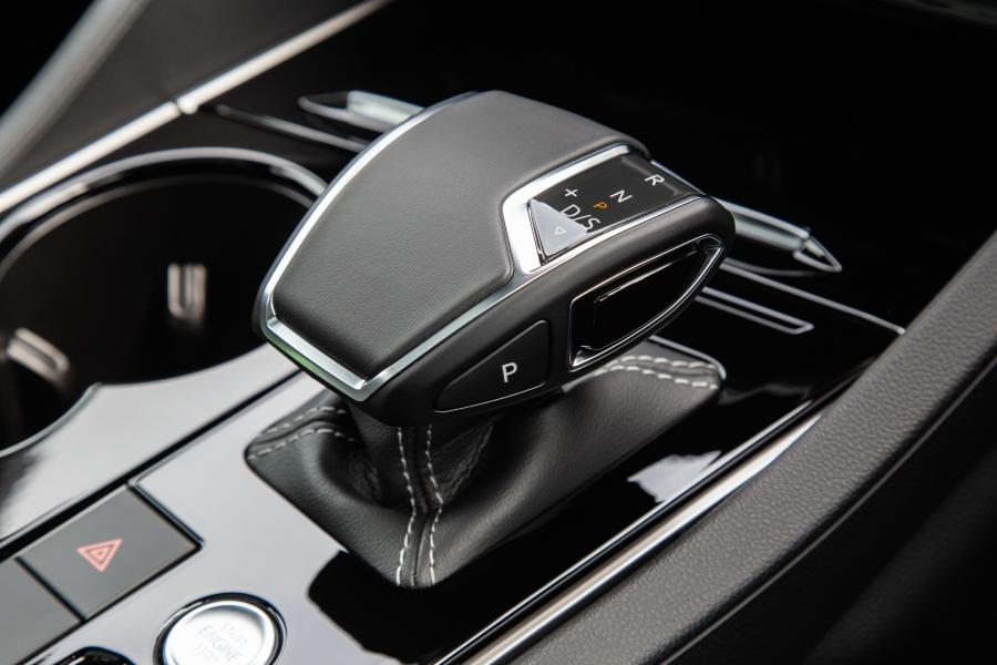 Детали интерьера Volkswagen Touareg V6 TDI R-Line 2018 года  (ZA) (фото 15 из 32)